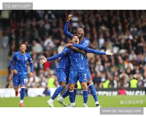 切尔西禁区内的混战由补射决定胜负