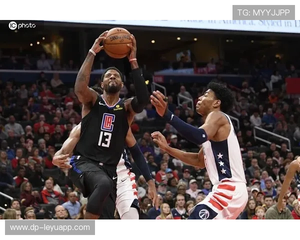 伦纳德中路爆扣得手，快船将胜利带回城中